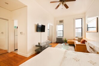 210 W 17th St in New York, NY - Building Photo - Building Photo