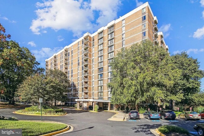 2300 Pimmit Dr, Unit 913 in Falls Church, VA - Building Photo - Building Photo
