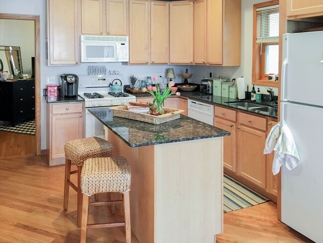 1319 W Belmont Ave in Chicago, IL - Building Photo - Building Photo