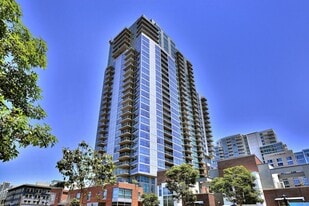 800 The Mark Ln in San Diego, CA - Building Photo