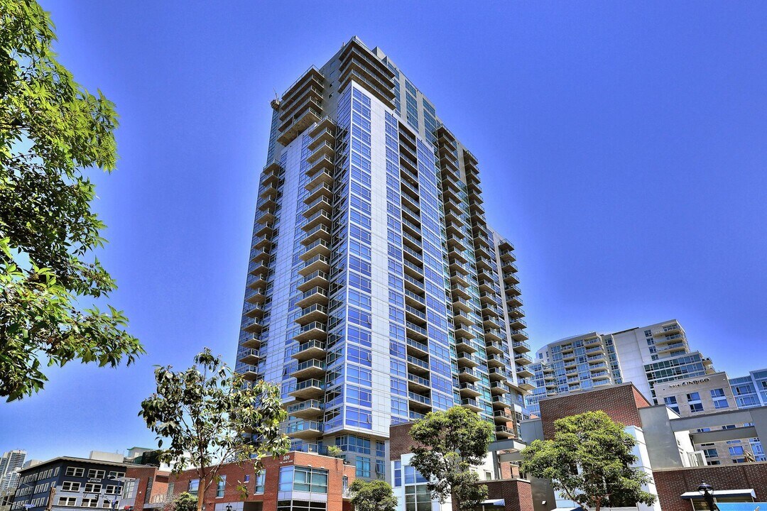 800 The Mark Ln in San Diego, CA - Building Photo