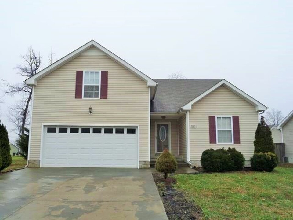 3802 McAllister Dr in Clarksville, TN - Building Photo