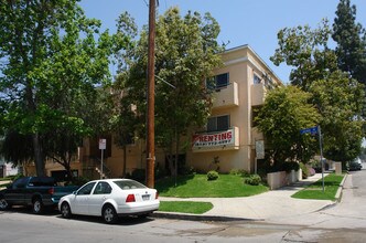 7004 Jordan Ave in Canoga Park, CA - Foto de edificio - Building Photo