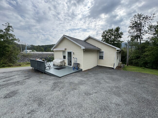 355-357 Edella Rd in South Abington Township, PA - Foto de edificio - Building Photo