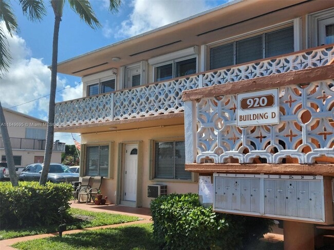 920 SW 11th Ave in Hallandale Beach, FL - Building Photo - Building Photo