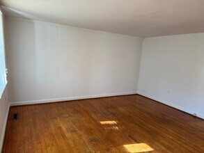 7760 John Vuong Way, Unit 201 in Manassas, VA - Foto de edificio - Building Photo