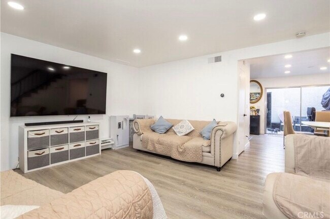 19221 Sherman Way, Unit Unit 18 in Reseda, CA - Building Photo - Building Photo