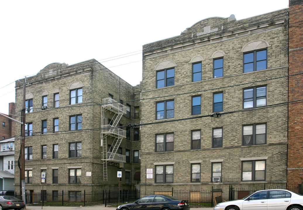 140-146 Chancellor Ave in Newark, NJ - Building Photo