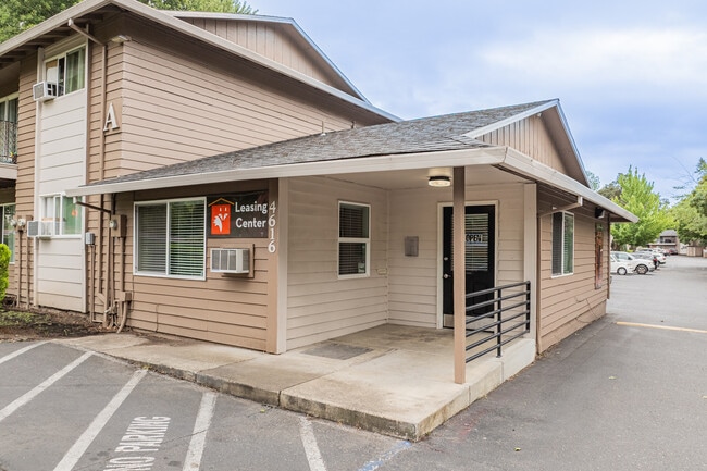 Fox Pointe in Milwaukie, OR - Foto de edificio - Building Photo