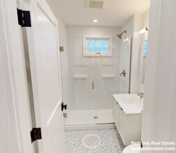 260 Lake Ave, Unit 1 in Newton, MA - Building Photo - Building Photo
