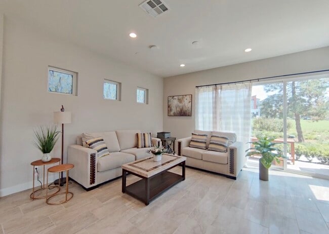 371 Novel in Irvine, CA - Building Photo - Building Photo