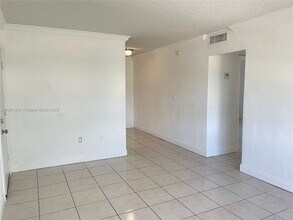 16118 NE 21st Ave in North Miami Beach, FL - Foto de edificio - Building Photo