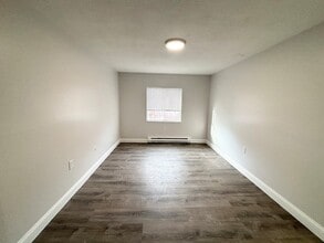 75 Vine St, Unit B4 in Saugus, MA - Foto de edificio - Building Photo