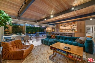 207 N Debby Dr in Palm Springs, CA - Building Photo