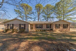 625 Versailles Dr SE in Huntsville, AL - Building Photo
