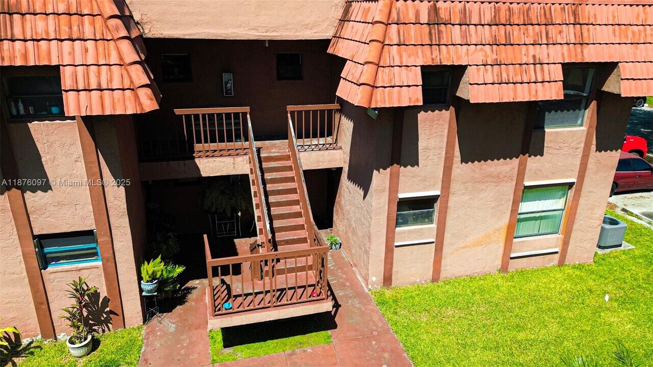 6485 W 27th Ave in Hialeah, FL - Building Photo