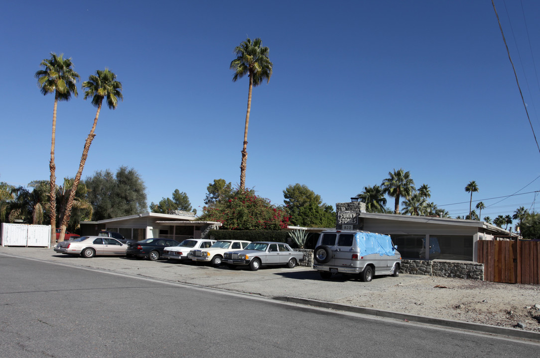 Sunny Stones Apartments in Palm Springs, CA - Building Photo