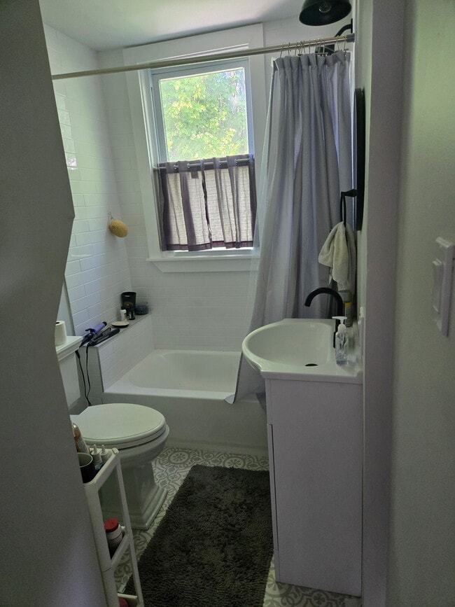 163 Oakdale Ave, Unit 2 in Dedham, MA - Building Photo - Building Photo