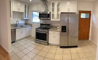 2010 Virginia Ave, Unit B in Santa Monica, CA - Building Photo