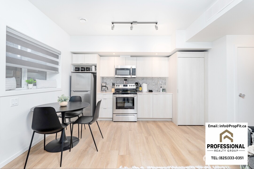 9702-9157 157 St NW in Edmonton, AB - Building Photo