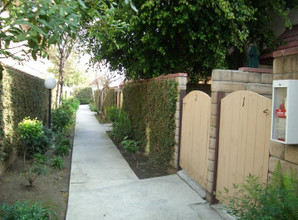 15001 Vanowen St in Van Nuys, CA - Building Photo - Building Photo