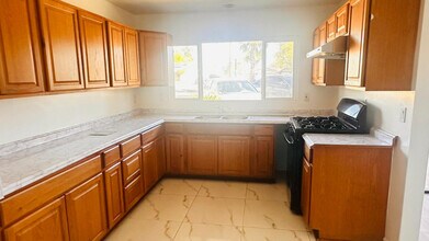 9490 Elm Ave in Fontana, CA - Foto de edificio - Building Photo