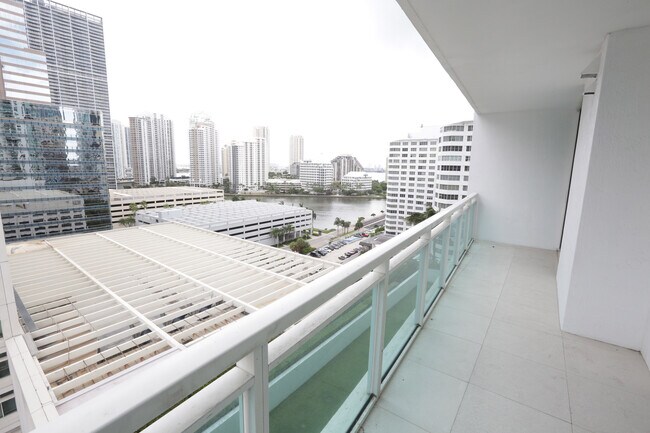 950 Brickell Bay Dr, Unit 1404 in Miami, FL - Building Photo - Building Photo