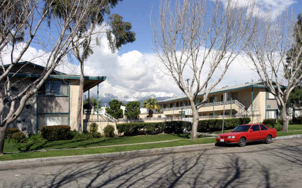 Baldy View Apartments in Upland, CA - Foto de edificio - Building Photo