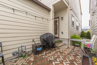 7674 NW Kaiser Rd in Portland, OR - Foto de edificio - Building Photo