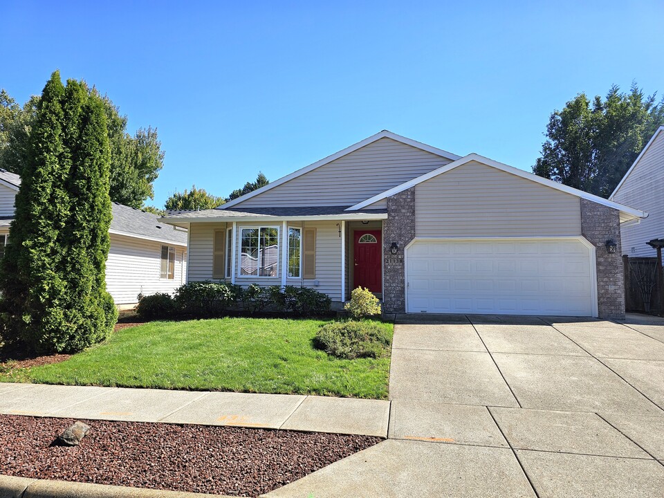 21138 SW Houston Dr in Sherwood, OR - Building Photo