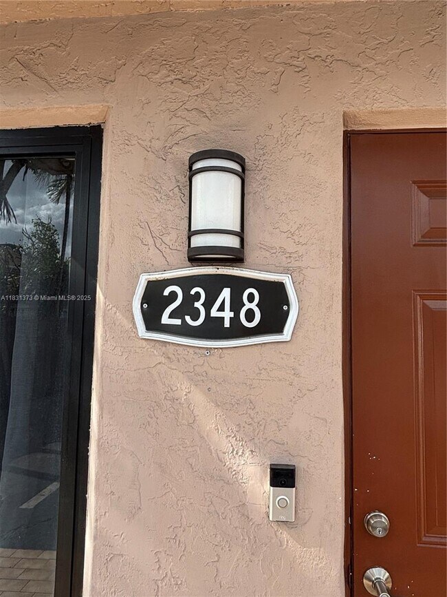 2348 W 68th St in Hialeah, FL - Foto de edificio - Building Photo