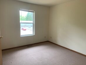 327 3rd St W in Menomonie, WI - Foto de edificio - Building Photo