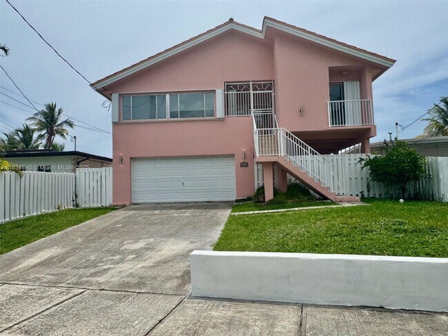 10911 N Bayshore Dr in Miami, FL - Building Photo - Building Photo