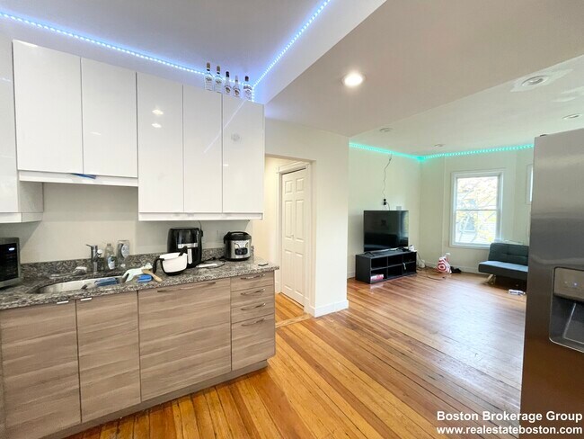 112 Hillside St, Unit 2 in Boston, MA - Building Photo - Building Photo