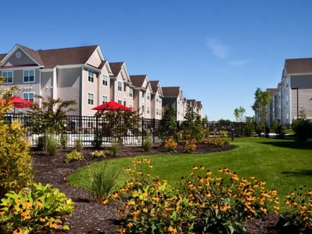 Laurel Green in Mount Laurel, NJ - Foto de edificio - Building Photo