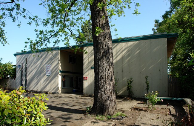 1247 W 8th Ave in Eugene, OR - Foto de edificio - Building Photo