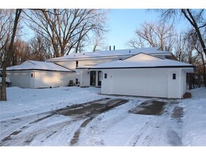 5545 Shorewood Ln in Shorewood, MN - Building Photo - Building Photo