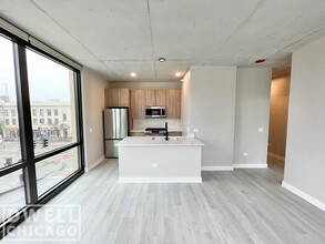 4607 N Broadway St, Unit studio in Chicago, IL - Building Photo - Building Photo