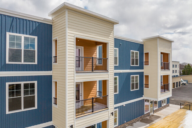 The Residences at LeMoyne Manor in Liverpool, NY - Foto de edificio - Building Photo