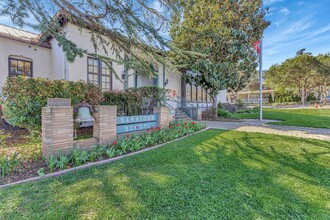 14649 Oak in Saratoga, CA - Foto de edificio - Building Photo