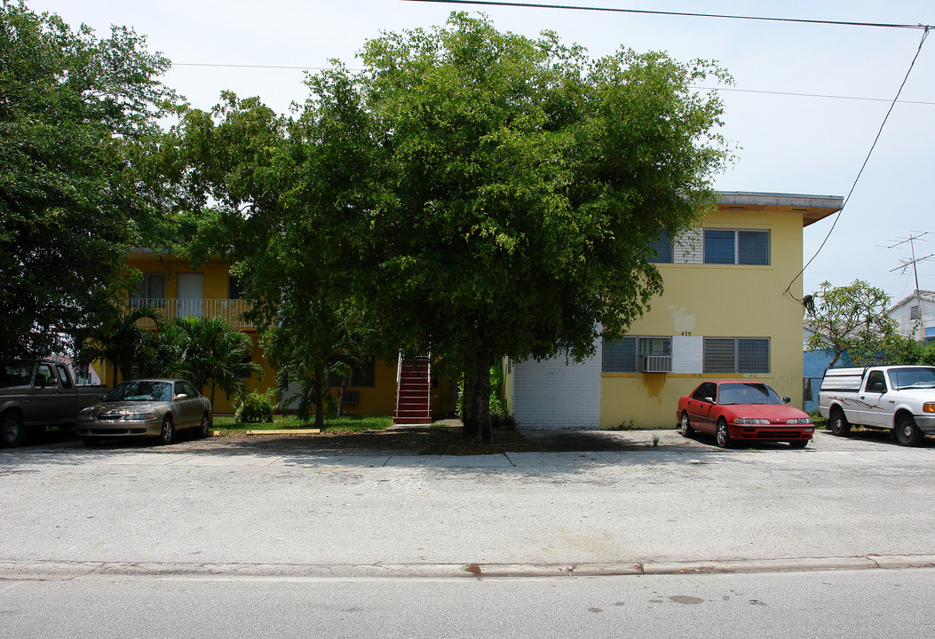 475 SW 11th St in Miami, FL - Building Photo