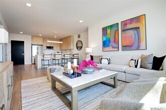 333 Warner Ave in North Hempstead, NY - Foto de edificio - Building Photo