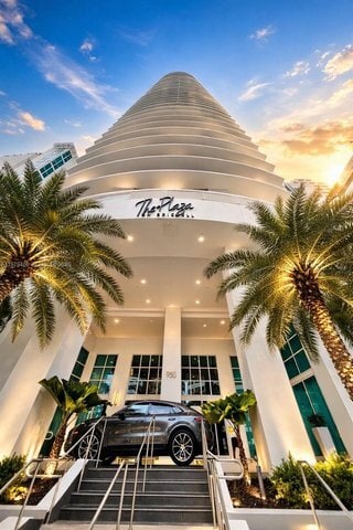 950 Brickell Bay Dr, Unit The Plaza Unit 200 in Miami, FL - Foto de edificio - Building Photo