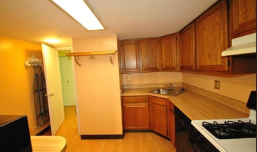 1422 Northgate Sq, Unit #22B in Reston, VA - Foto de edificio - Building Photo