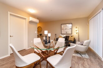 Belmont Place Apartments in Victoria, BC - Foto de edificio - Building Photo