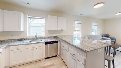 1214 Washtenaw Ct in Ann Arbor, MI - Building Photo - Building Photo