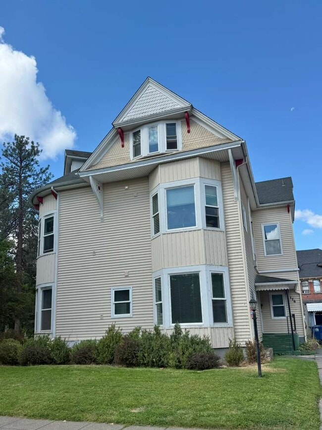 property at 176 S Chestnut St
