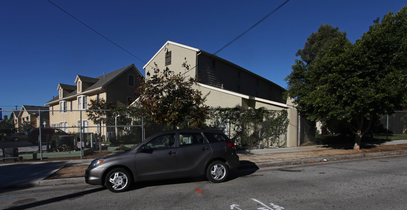 Pisgah Village in Los Angeles, CA - Foto de edificio