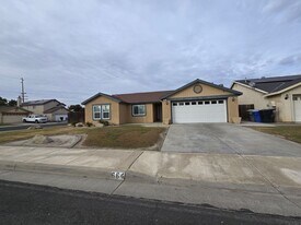 664 W Cinnamon Ave in Hanford, CA - Building Photo