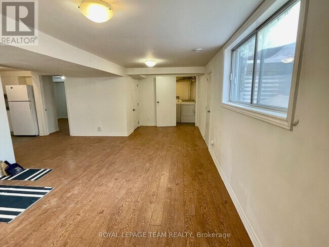1627 Chaucer Ave in Ottawa, ON - Building Photo - Building Photo
